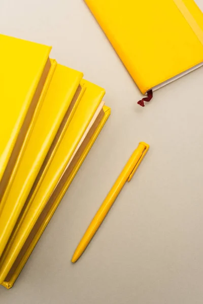 Vista Superior Cadernos Amarelos Caneta Isolada Cinza — Fotografia de Stock