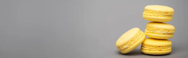 Deliciosos Macarrones Amarillos Sobre Fondo Gris Estandarte —  Fotos de Stock