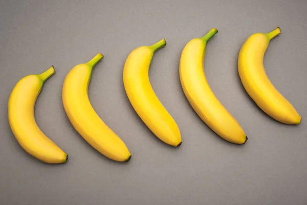 Вид Сверху Желтые Свежие Бананы Сером Фоне — стоковое фото