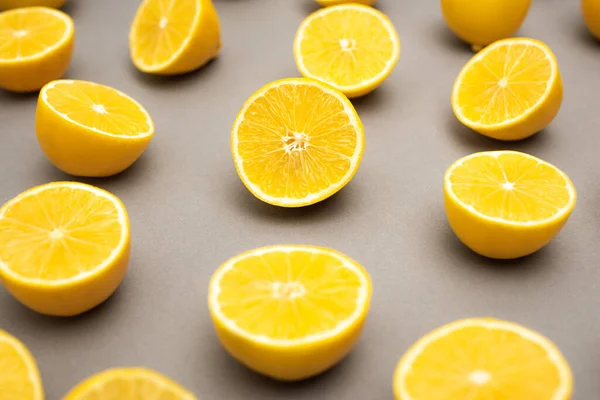 Row Fresh Ripe Lemons Halves Grey — Stock Photo, Image