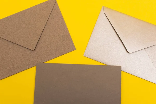Vista Superior Envelopes Papel Isolados Amarelo — Fotografia de Stock