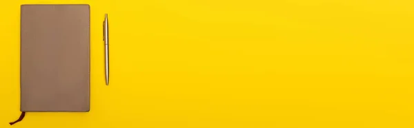 Vista Superior Livro Cópia Perto Pena Dourada Isolada Amarelo Bandeira — Fotografia de Stock