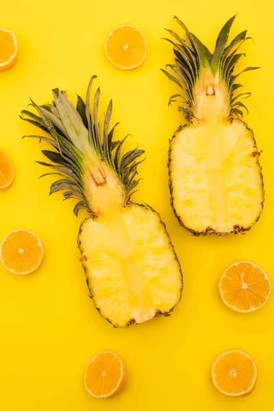 Ovanifrån Halvor Saftiga Citroner Och Ananas Isolerade Gul — Stockfoto