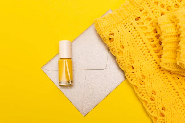 Top View Bottle Nail Polish Clothing Envelope Isolated Yellow — Stock Photo, Image