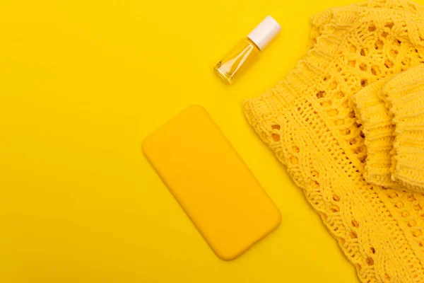 Top View Bottle Nail Polish Smartphone Case Jumper Isolated Yellow — Stock Photo, Image