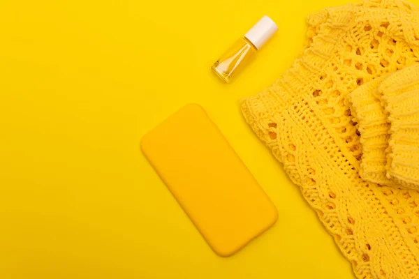 Ovanifrån Flaska Med Nagellack Smartphone Fall Nära Jumper Isolerad Gul — Stockfoto