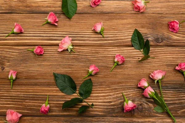 Top View Pink Tea Roses Leaves Wooden Surface — Stock Photo, Image