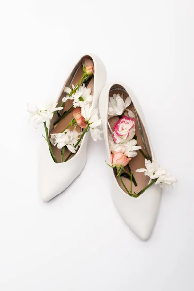 Fleurs Différentes Dans Des Chaussures Féminines Isolées Sur Blanc — Photo