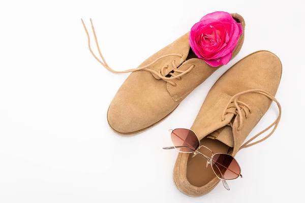 白地に隔離されたオスの靴に咲く花とサングラスの上の景色 — ストック写真