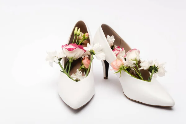 Різні Квіти Жіночому Взутті Білому Тлі — стокове фото