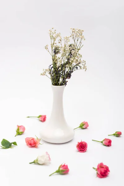 Рожеві Чайні Троянди Біля Вази Квітами Білому — стокове фото