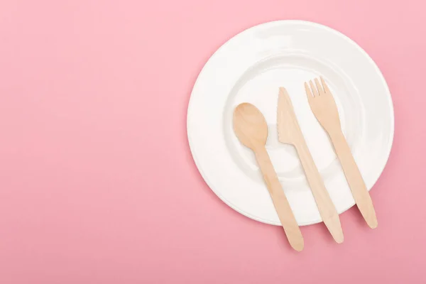 Top View Wooden Cutlery White Plate Isolated Pink — Stock Photo, Image
