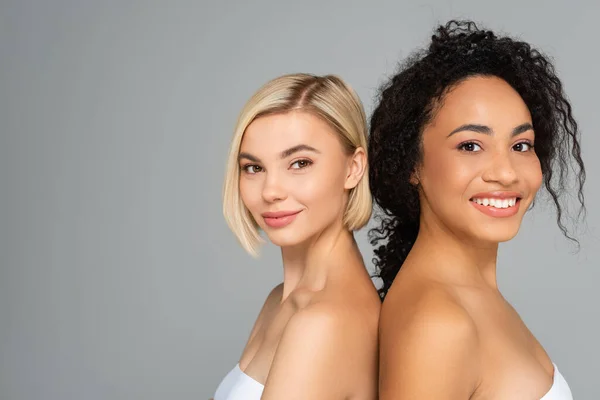 Giovani Donne Multiculturali Sorridenti Alla Macchina Fotografica Isolate Sul Grigio — Foto Stock