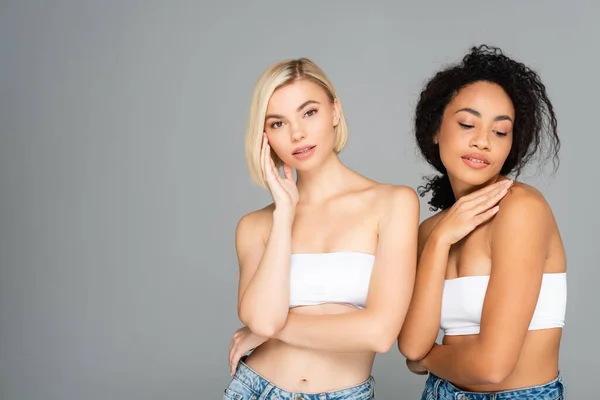 Mujeres Jóvenes Interracial Con Piel Perfecta Posando Aisladas Sobre Gris — Foto de Stock