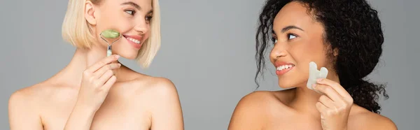 Multiethnic Women Naked Shoulders Smiling Each Other While Using Jade — Stock Photo, Image