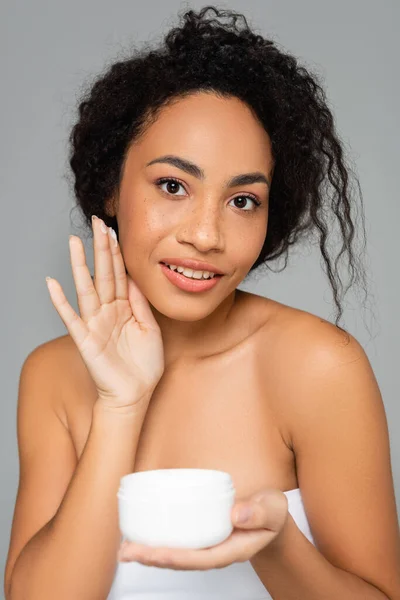 Sorrindo Afro Americana Segurando Frasco Com Creme Cosmético Primeiro Plano — Fotografia de Stock