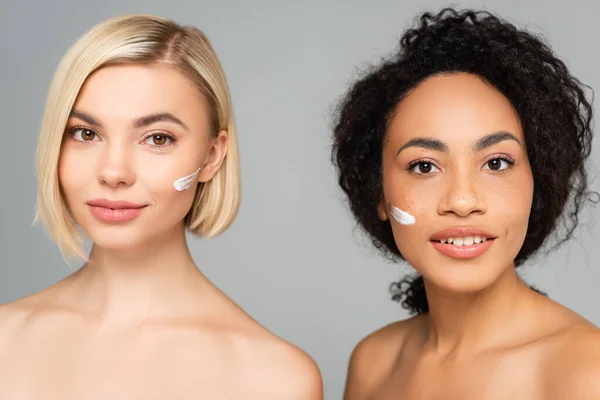 Young Multiethnic Women Naked Shoulders Cream Cheeks Looking Camera Isolated — Stock Photo, Image