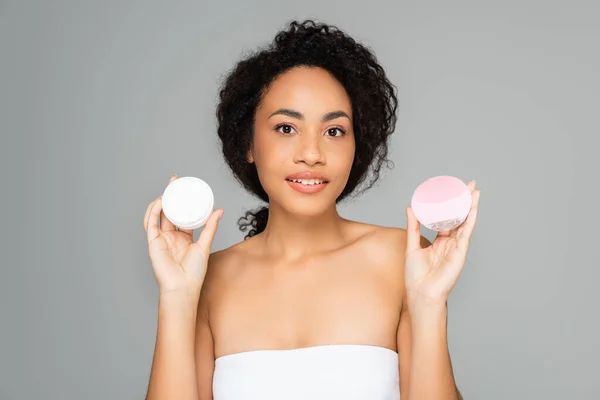 Giovane Donna Afroamericana Con Detergente Silicone Crema Cosmetica Isolata Grigio — Foto Stock