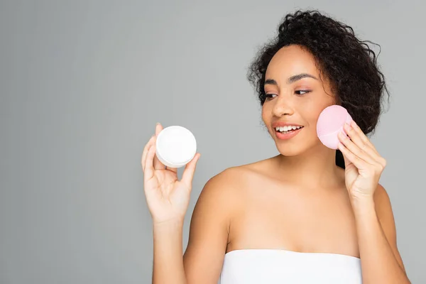 Mujer Afroamericana Joven Sosteniendo Cepillo Silicona Mirando Crema Cosmética Aislada — Foto de Stock