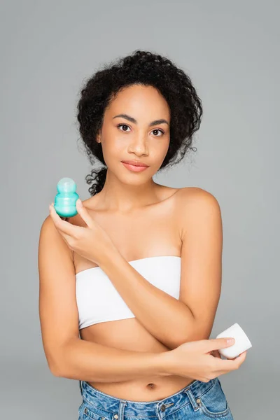 Afroamerykanka Trzymająca Dezodorant Czapkę Szaro — Zdjęcie stockowe