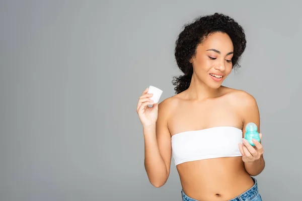 Mujer Afroamericana Sonriente Sosteniendo Desodorante Aislado Gris — Foto de Stock