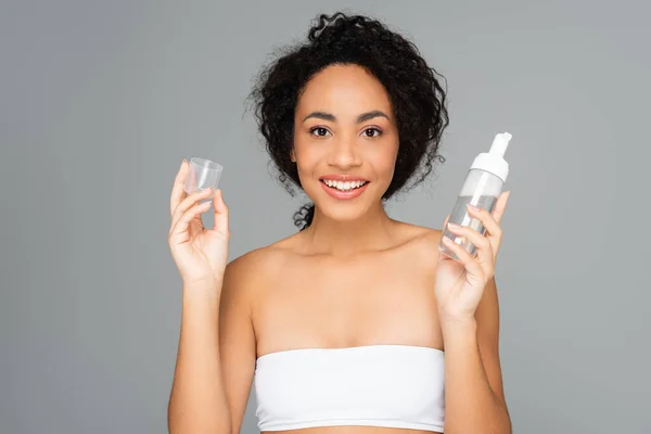 Alegre Mujer Afroamericana Sosteniendo Botella Tapa Espuma Limpiadora Aislada Gris — Foto de Stock