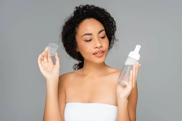 Mujer Afroamericana Mirando Espuma Limpiadora Aislada Gris — Foto de Stock