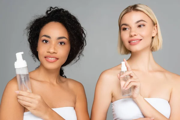 Blonde Woman Holding Bottle Spray African American Woman Cleansing Foam — Stock Photo, Image