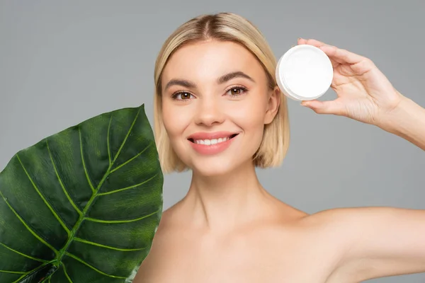 Mulher Sorridente Com Jarra Creme Cosmético Folha Verde Isolada Cinza — Fotografia de Stock