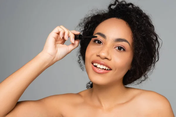Smiling African American Woman Naked Shoulders Applying Mascara Isolated Grey — Stock Photo, Image