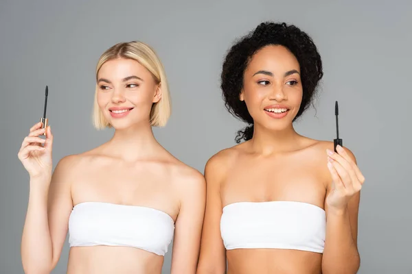 Donne Multiculturali Che Guardano Gli Applicatori Mascara Isolati Grigio — Foto Stock