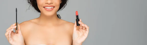 Vista Recortada Sonriente Mujer Afroamericana Sosteniendo Lápiz Labial Rojo Aplicador — Foto de Stock