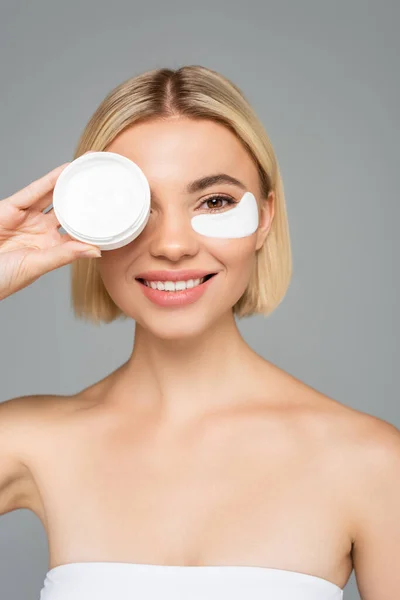 Mujer Rubia Sonriente Parche Para Los Ojos Sosteniendo Crema Cosmética — Foto de Stock