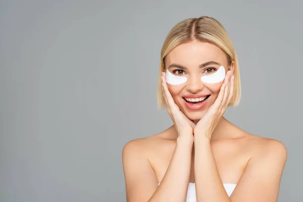 Mujer Sonriente Con Parches Los Ojos Mirando Cámara Aislada Gris —  Fotos de Stock