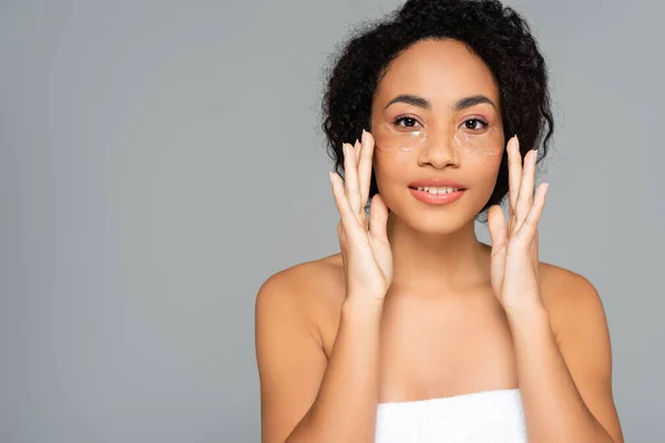 Sorrindo Mulher Afro Americana Aplicando Manchas Olho Hidrogel Isolado Cinza — Fotografia de Stock