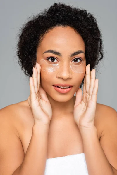 Mujer Afroamericana Con Piel Perfecta Aplicando Parches Oculares Aislados Gris —  Fotos de Stock