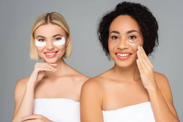 Sonrientes Mujeres Multiétnicas Parches Para Los Ojos Mirando Cámara Aislada —  Fotos de Stock