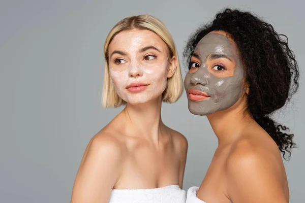 Mujeres Jóvenes Multiculturales Con Máscaras Faciales Pie Aisladas Gris —  Fotos de Stock