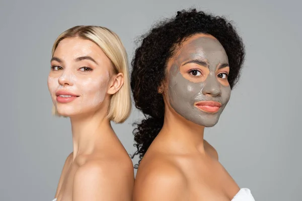 Multietnické Ženy Obličejových Maskách Stojící Zády Sobě Izolované Šedé — Stock fotografie