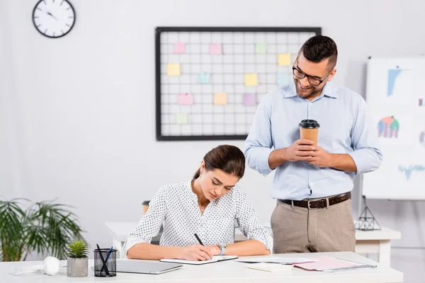 Boldog Üzletember Kezében Papír Pohár Nézi Kolléga Írásban Notebook — Stock Fotó