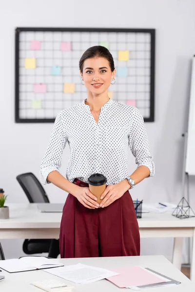 Feliz Mujer Negocios Sosteniendo Taza Papel Oficina — Foto de Stock