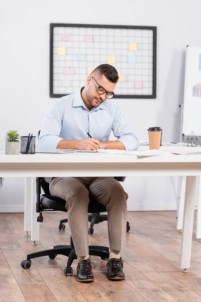 Empresário Óculos Escrevendo Notebook Perto Xícara Papel Com Café Para — Fotografia de Stock