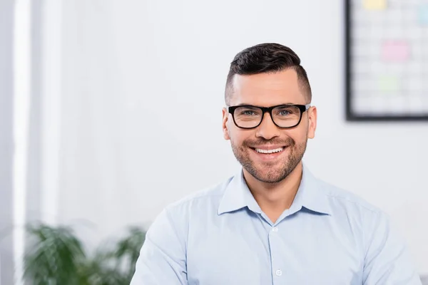 Gelukkig Zakenman Bril Glimlachen Terwijl Kijken Naar Camera — Stockfoto