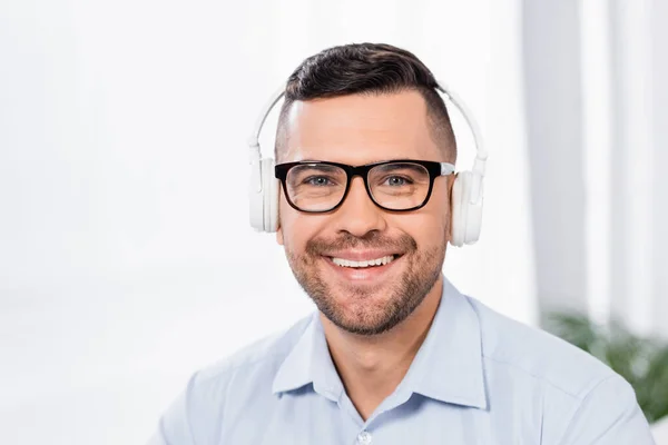 Homem Negócios Feliz Óculos Fones Ouvido Sem Fio Sorrindo Enquanto — Fotografia de Stock