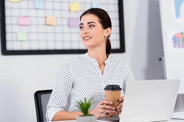 Gelukkig Zakenvrouw Houden Papieren Beker Buurt Laptop Het Bureau — Stockfoto