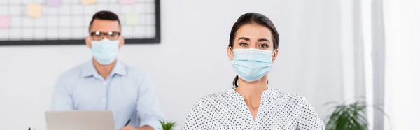 Mujer Negocios Máscara Médica Mirando Cámara Cerca Hombre Negocios Sobre — Foto de Stock