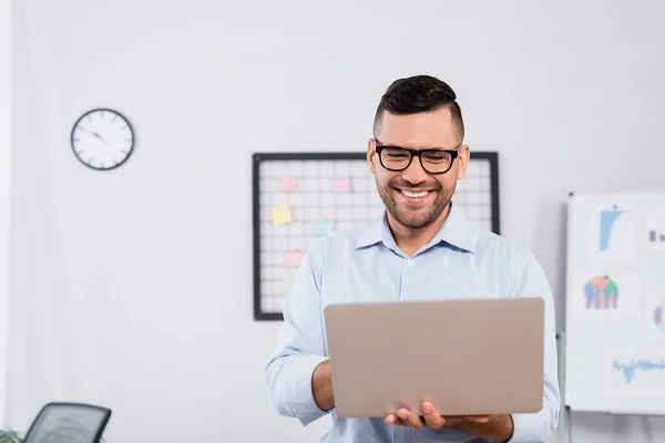 Homem Negócios Positivo Óculos Olhando Para Laptop — Fotografia de Stock