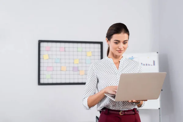 Positive Businesswoman Looking Laptop Office — Stock Photo, Image