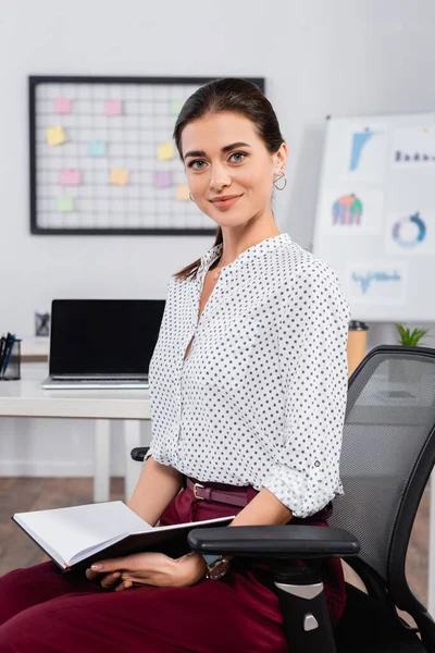 Mulher Negócios Feliz Sentada Cadeira Com Notebook — Fotografia de Stock