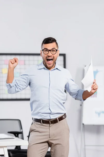 Excitado Hombre Negocios Gafas Con Documento Oficina — Foto de Stock